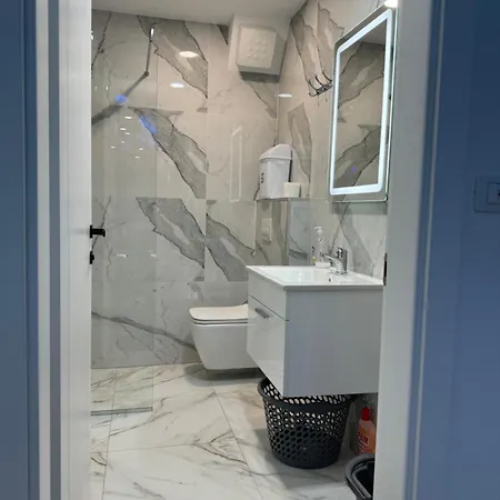 Rana Hedhun מלון Shëngjin