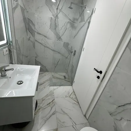 Rana Hedhun Hotell Shëngjin